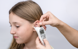 ACCUsens guidance system confirms the right position in the ear with a «good» on the LCD display and a beep.