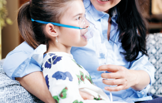 InUse_NEB 400_woman-child-inhalation-mask 6